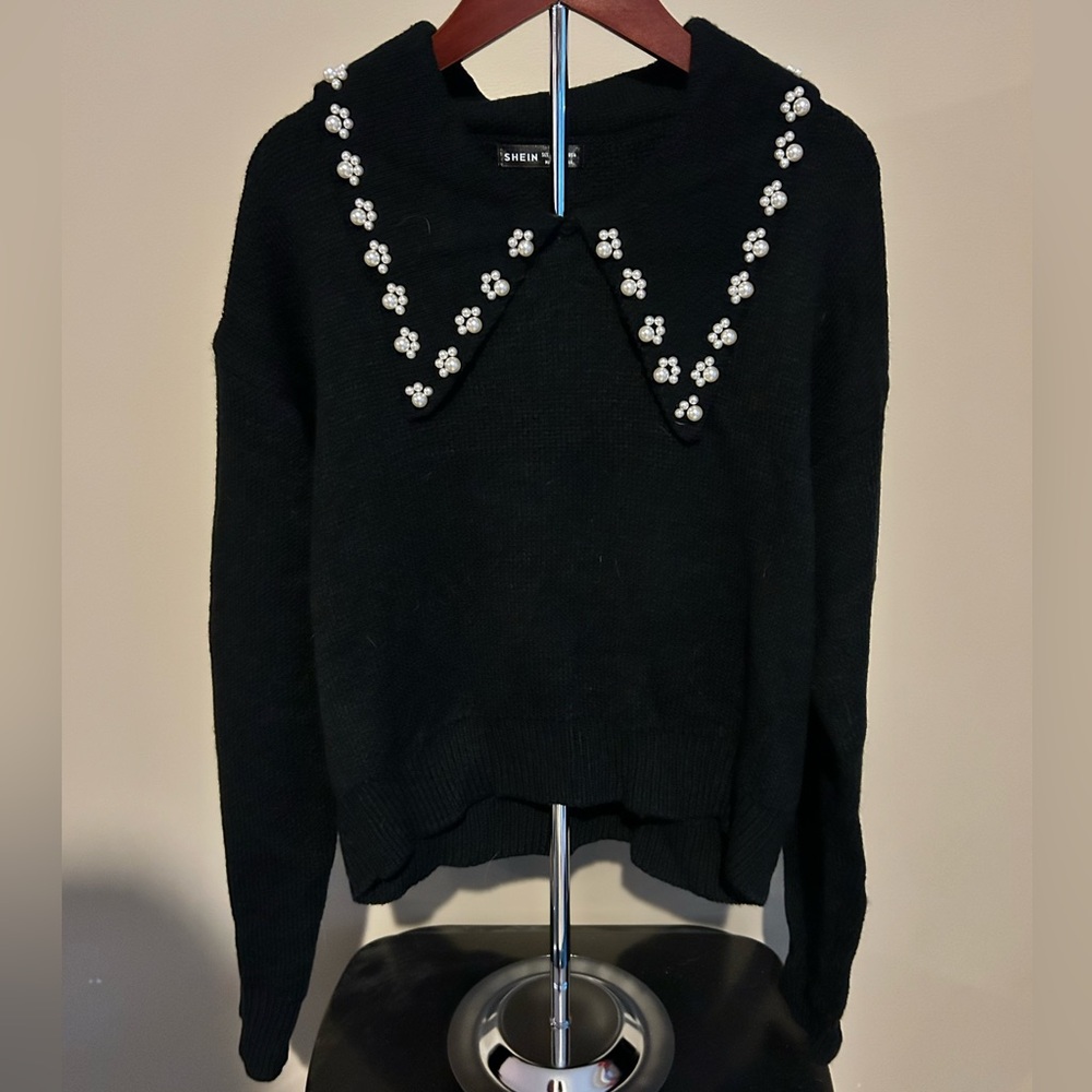 Sweater with pearl collar